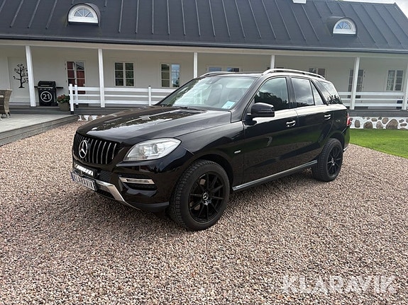 Mercedes-Benz ML 55 AMG 2 of 6