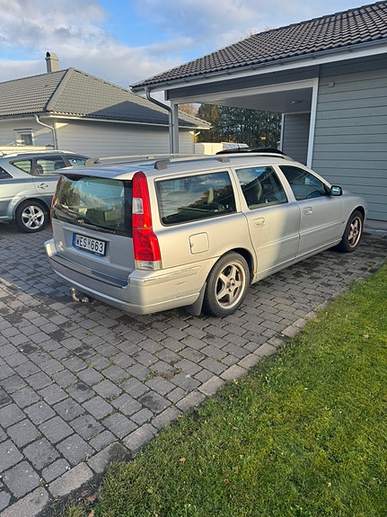 Volvo V70 2 of 4