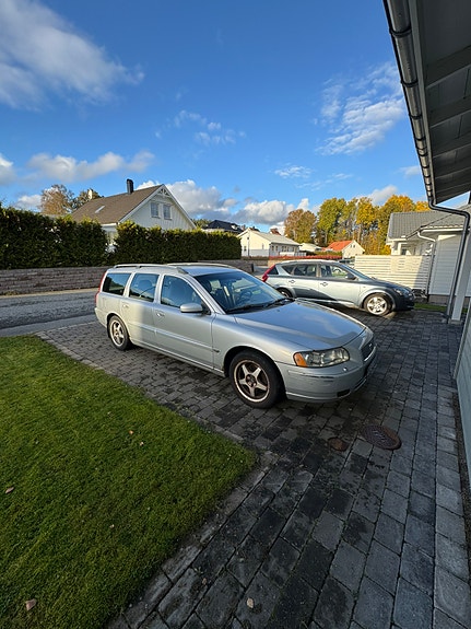 Volvo V70 3 of 4