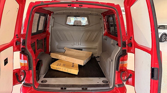Volkswagen Caravelle 9 of 12