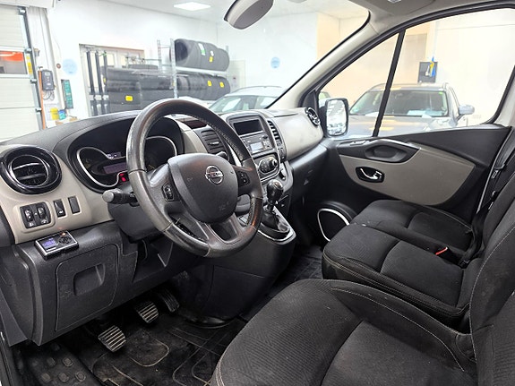 Nissan NV300 8 of 19