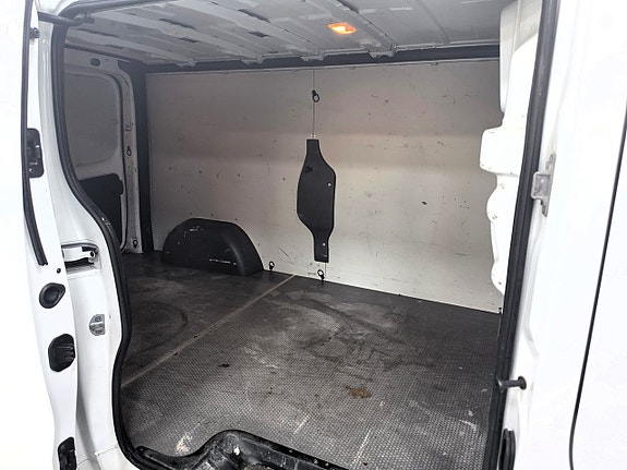 Nissan NV300 7 of 19
