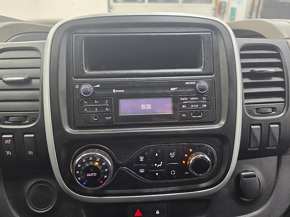Nissan NV300 11 of 19