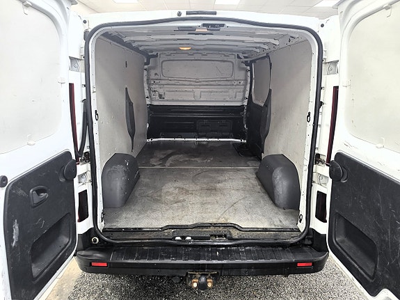 Nissan NV300 15 of 19