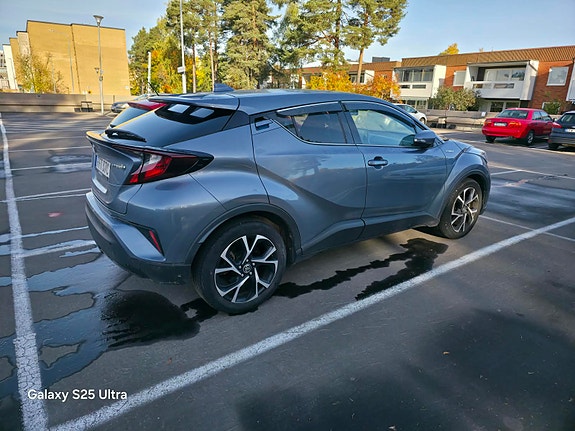 Toyota C-HR 3 of 4