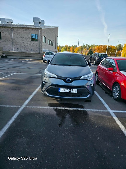 Toyota C-HR 2 of 4