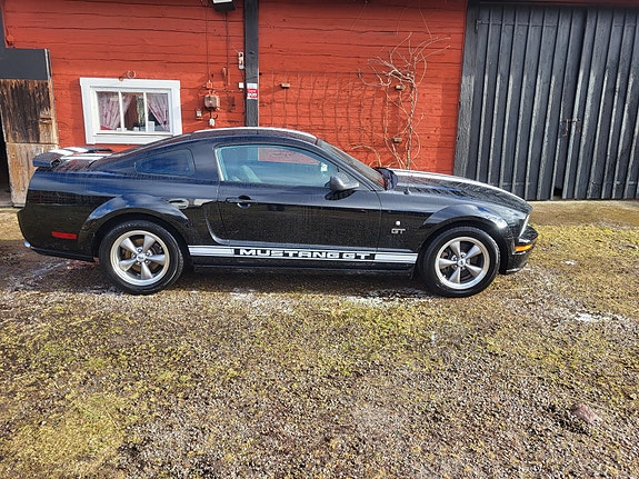 Ford Mustang 2 of 11