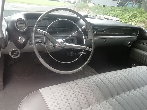 Cadillac Sedan DeVille 10 of 28