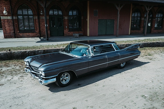 Cadillac Sedan DeVille 21 of 28