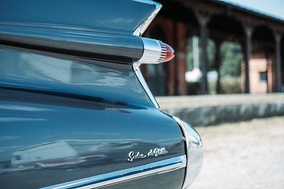 Cadillac Sedan DeVille 18 of 28