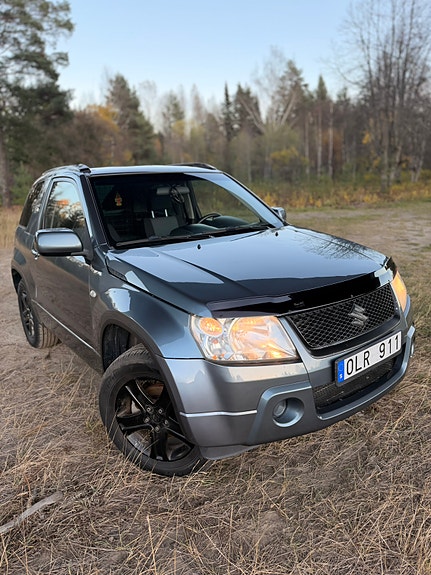 Suzuki Grand Vitara 2 of 7