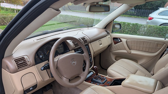 Mercedes-Benz ML 500 3 of 5
