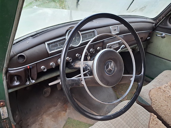 Mercedes-Benz 180 D 14 of 17