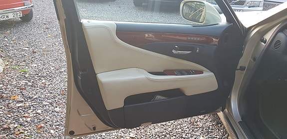 Lexus LS460 10 of 30