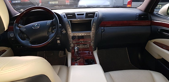 Lexus LS460 15 of 30