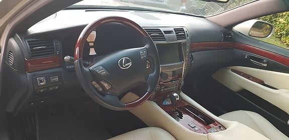 Lexus LS460 8 of 30