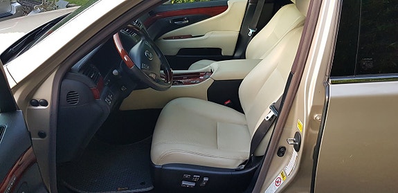 Lexus LS460 9 of 30