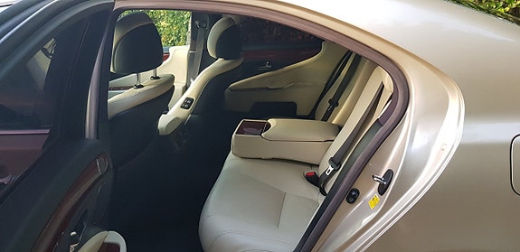 Lexus LS460 12 of 30