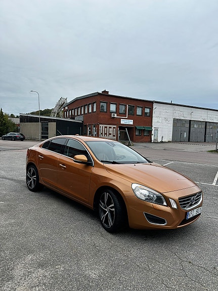 Volvo S60 2 of 12