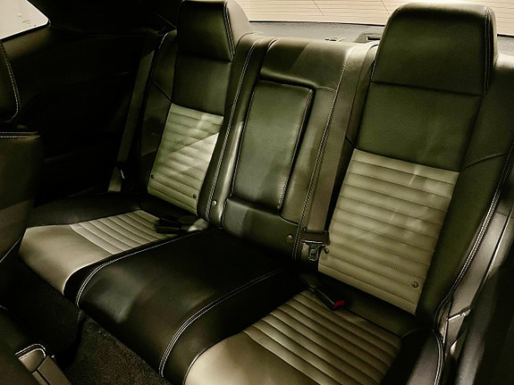 Dodge Challenger 6 of 8