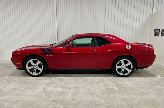 Dodge Challenger 2 of 8