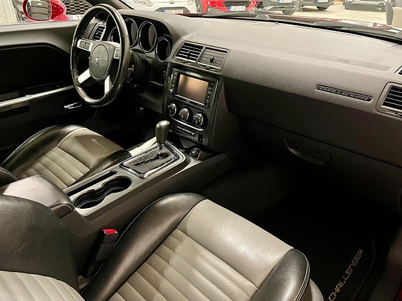 Dodge Challenger 5 of 8