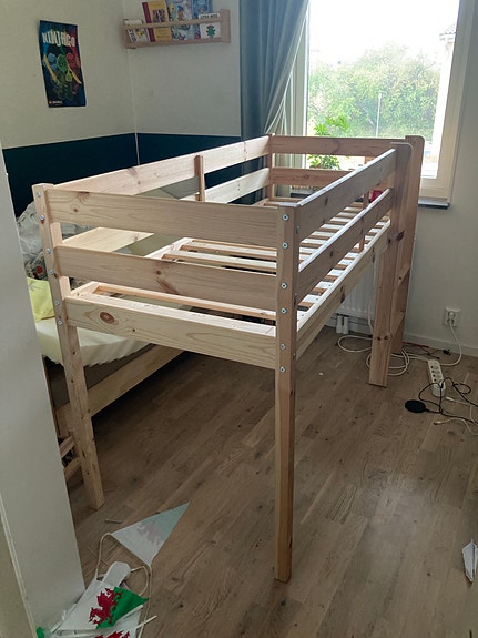 Hoppekids loftsäng i trä för barn