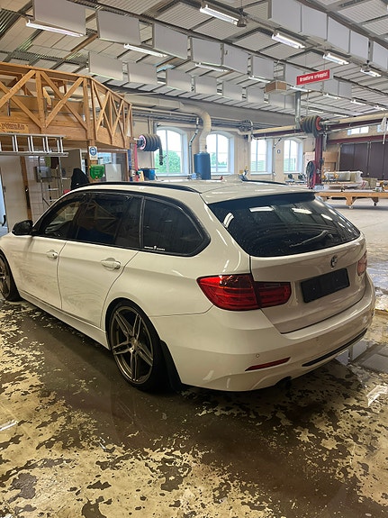 BMW 320d 3 of 5