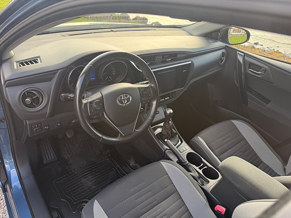 Toyota Auris 8 of 13