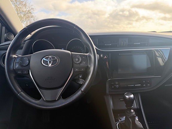 Toyota Auris 7 of 13