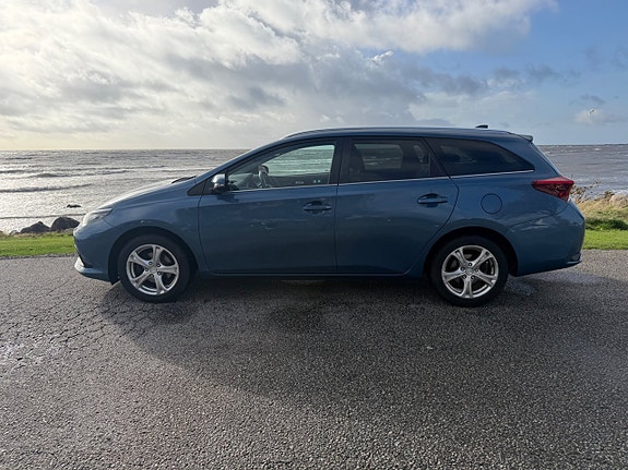 Toyota Auris 2 of 13
