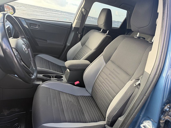 Toyota Auris 9 of 13