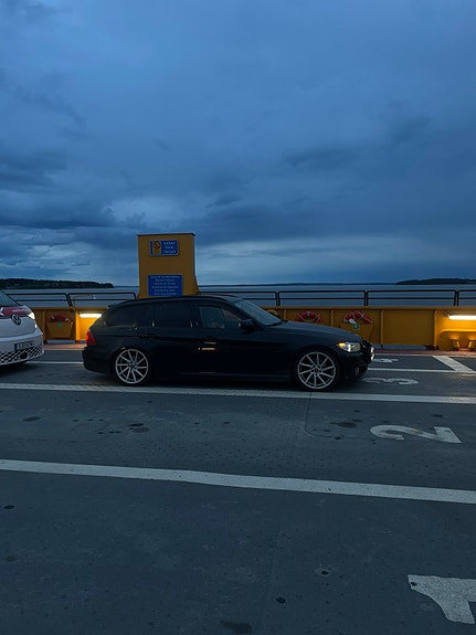 BMW 318d 2 of 6