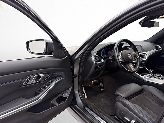 BMW 330e 11 of 30