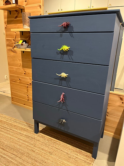 IKEA Tarva byrå med dinosauriehandtag🦕