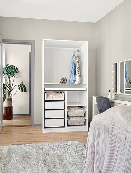 IKEA PAX öppen garderob med inredning