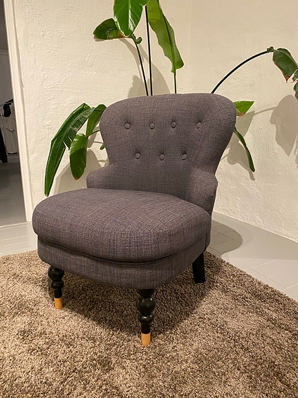 Liten och fin grå fåtölj