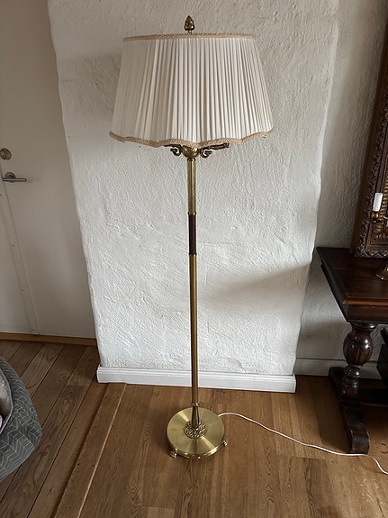 Antik golvlampa med nyligen renoverad lampskärm