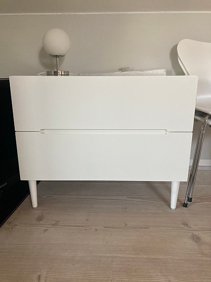 Nätt vit byrå 2 lådor