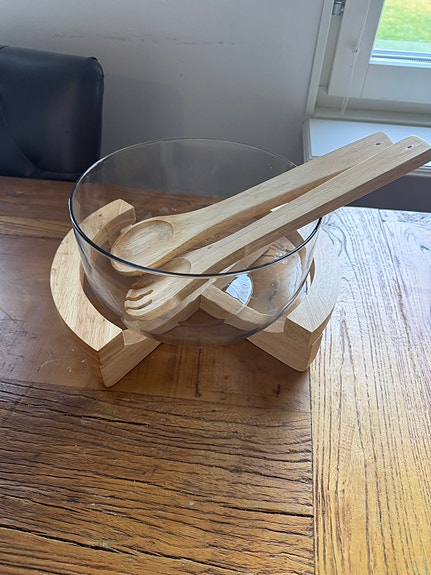Salladsskål i glas med träbestick och träställ