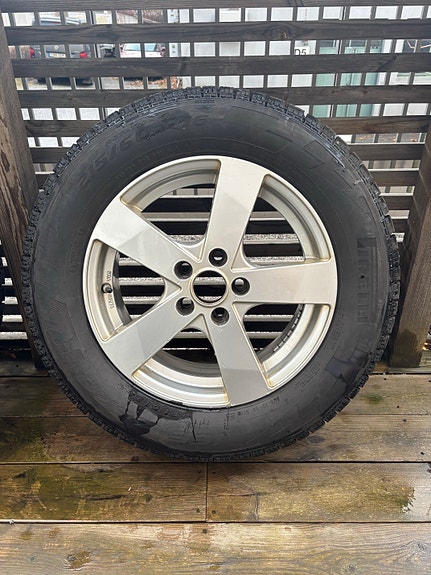4 st dubbfria vinterdäck 215/60 R16 – Pirelli Ice Zero FR på alufälg