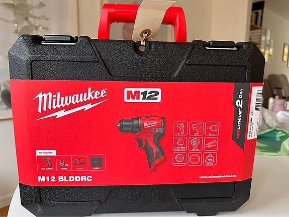 Milwaukee M12 BLDDRC-203C borrskruvdragare – NY & oöppnad med 3 batterier