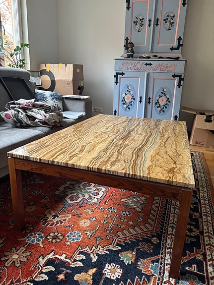 Stort och elegant soffbord med skiva i onyxmarmor / natursten (140x90 cm)