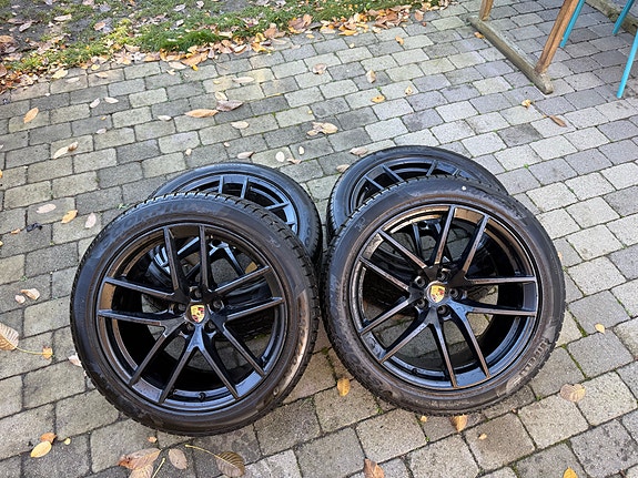 Porsche 20” svarta fälgar med Pirelli Scorpion Winter – 4 kompletta vinterhjul