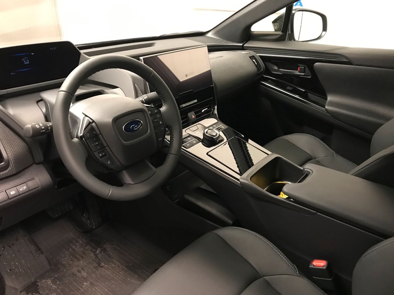 Subaru Solterra Touring 71,4 kWh AWD 2023, kuva 3/8