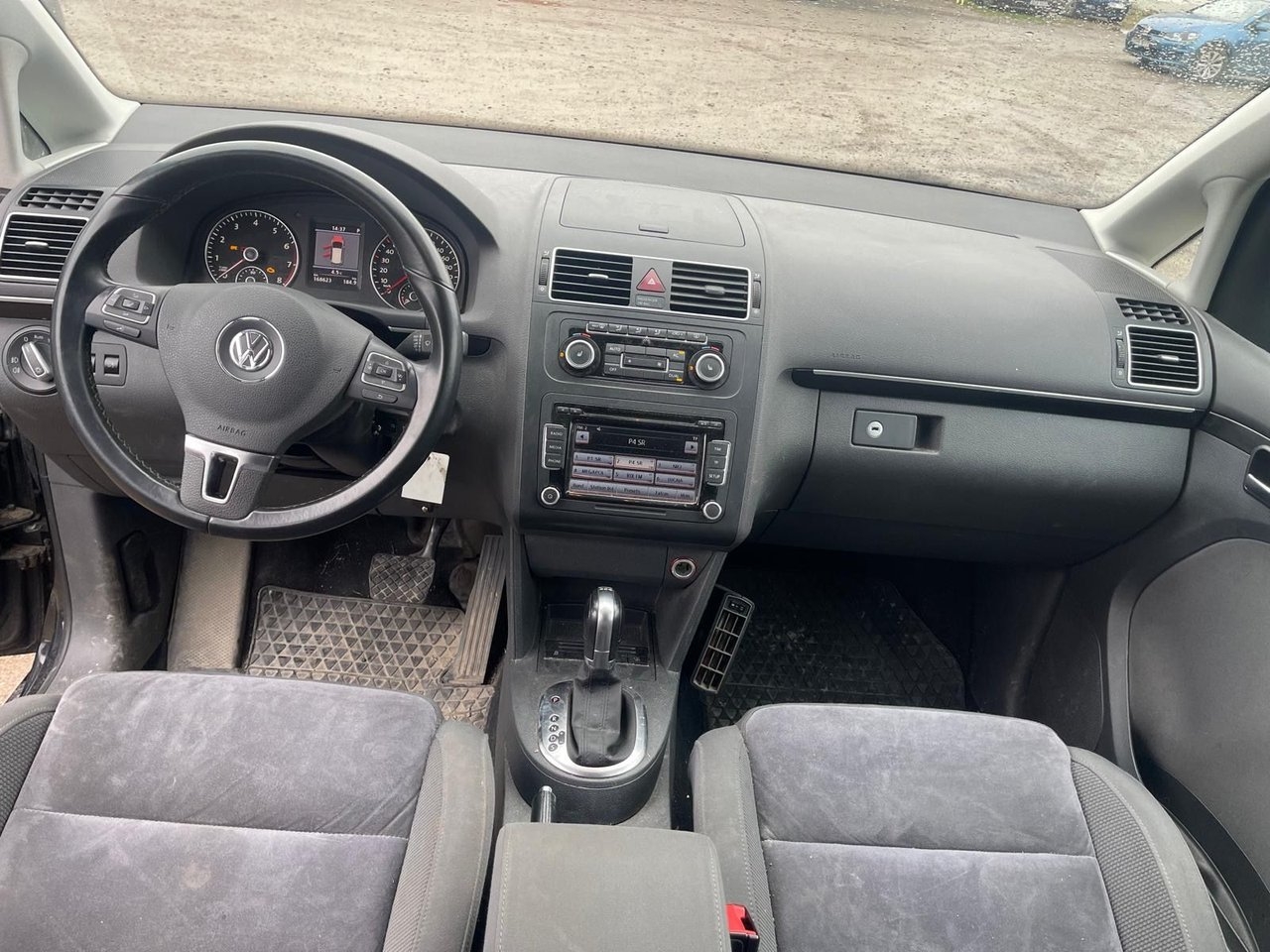 Volkswagen Touran 2011, photo 6/10