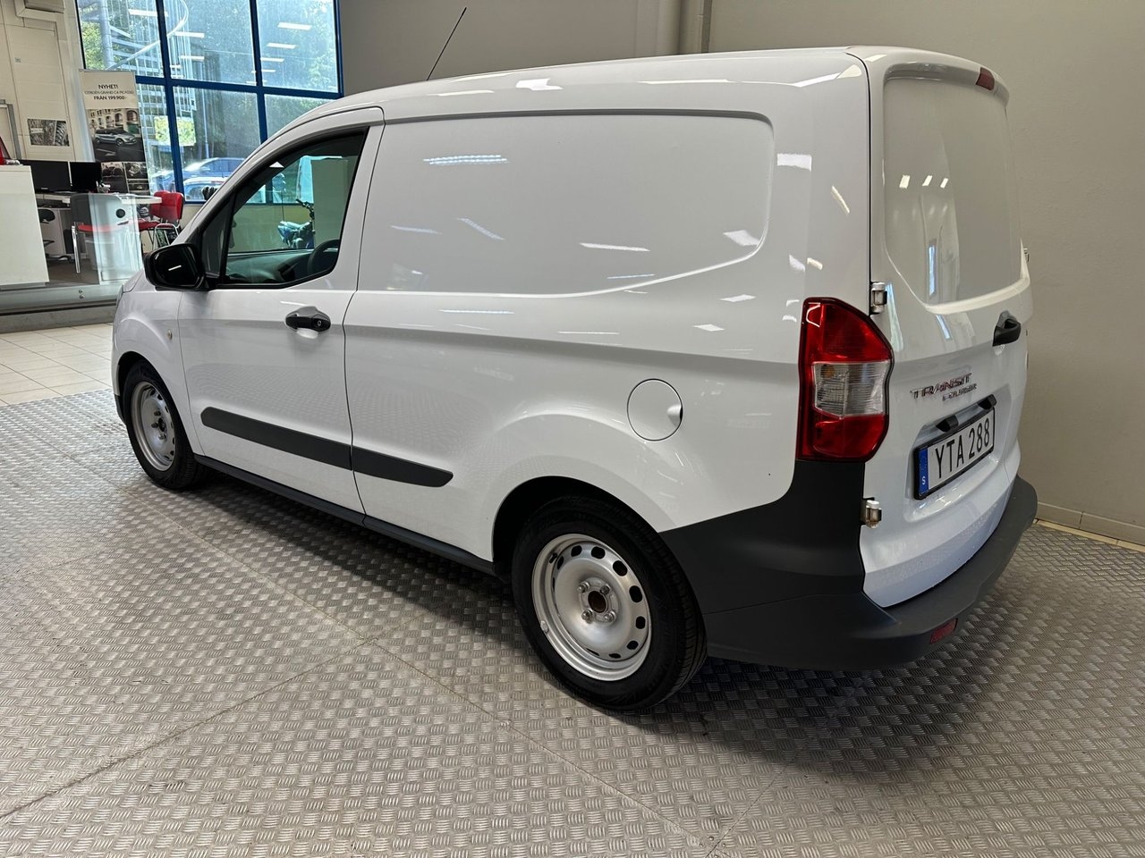 Ford Transit Courier 2019, bild 3/7