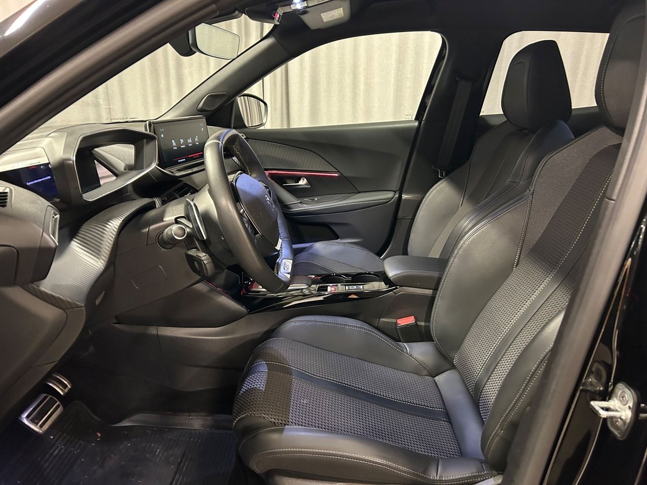 Peugeot 2008 GT PT 130 AUT 2023, bild 7/10