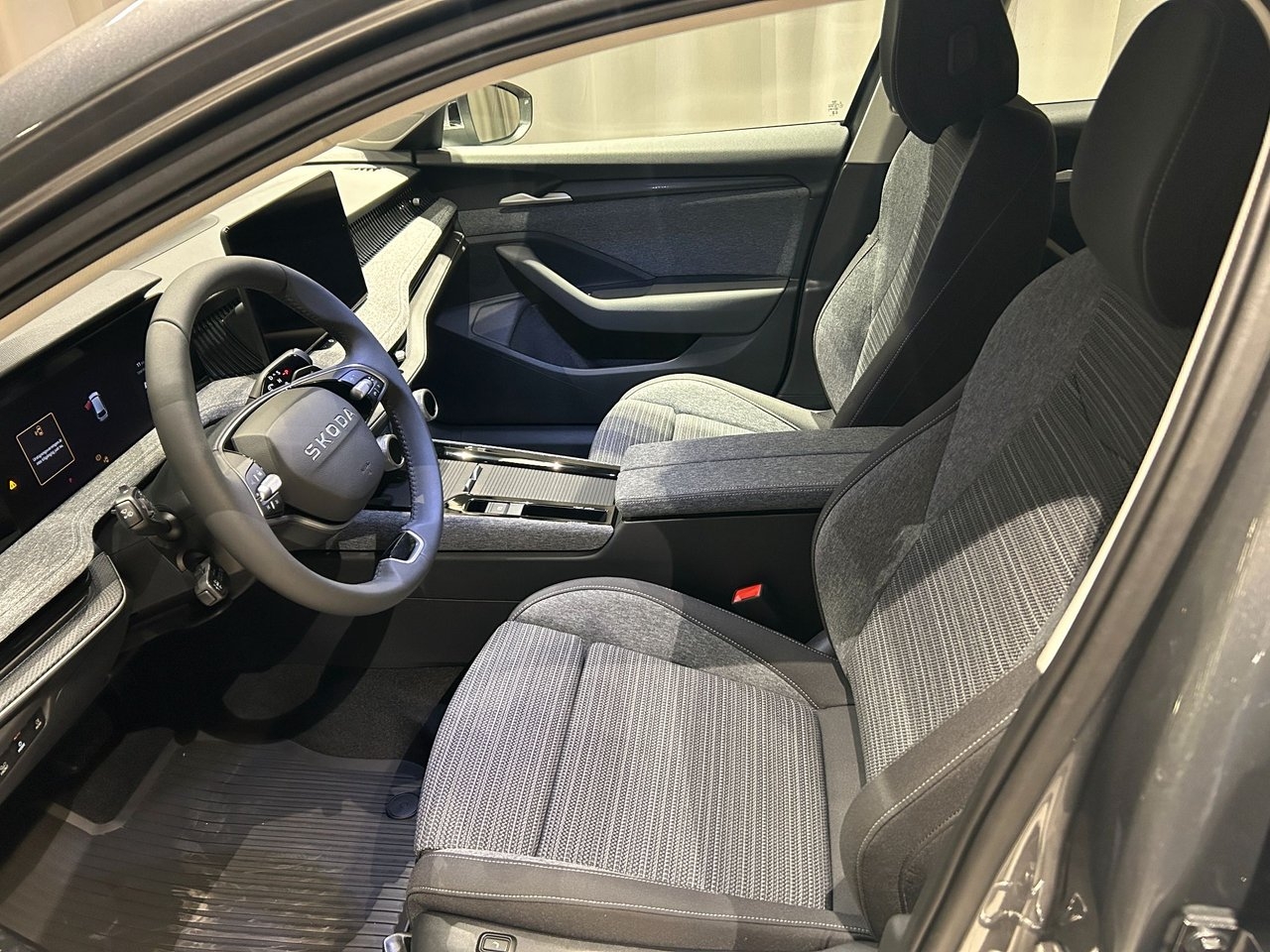 Skoda Superb TSI HYBRID 11 2026, bild 6/10