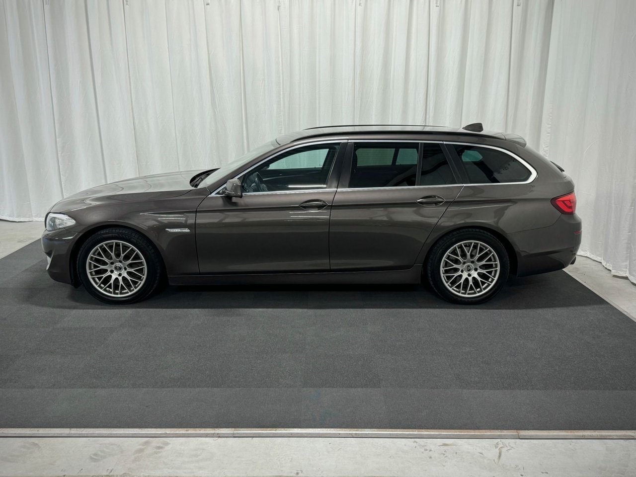 BMW 520 d Touring 2011, bild 2/11